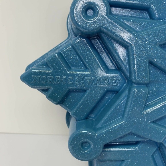 Nordic Ware Disney Frozen 2 Cast Snowflake Pull Apart Bundt Cake Pan 6 cups - Picture 5 of 12